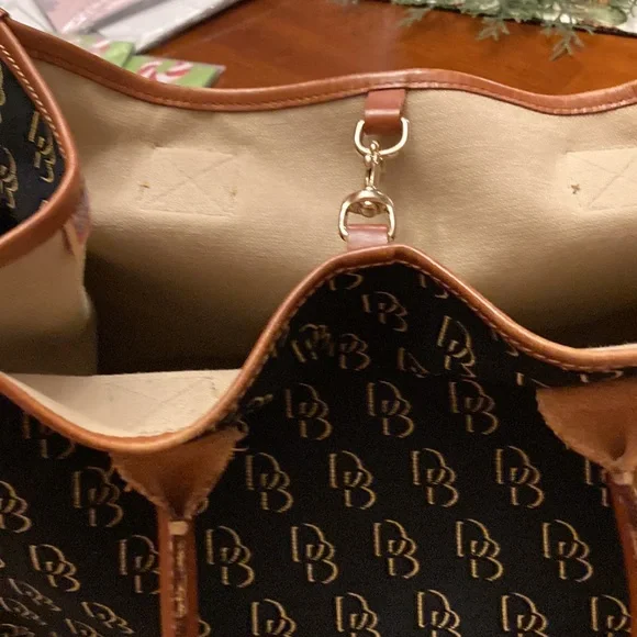 DOONEY & BOURKE BLACK & TAN SHOULDER BAG. VERY CLEAN! ALMOST LIKE NEW - Picture 12 of 15